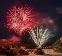 Feuerwerk über dem Rheinfall – ein eindrucksvolles Naturschauspiel im Zusammenspiel mit Licht und Wasser